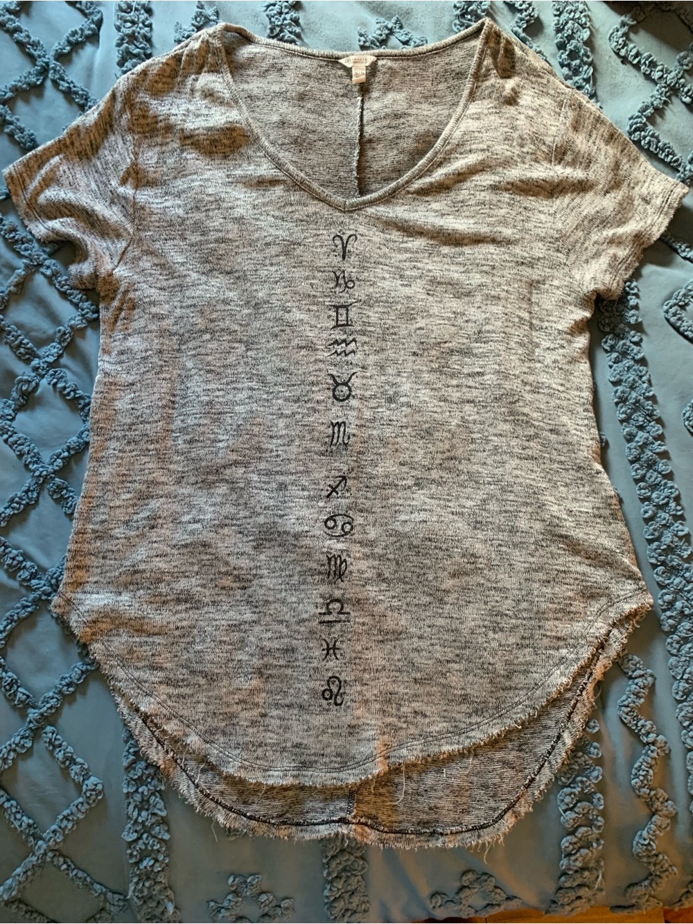 Aeropostale Heather Gray V-Neck Short Sleeve Tee with Vertical Zodiac Motif - XL